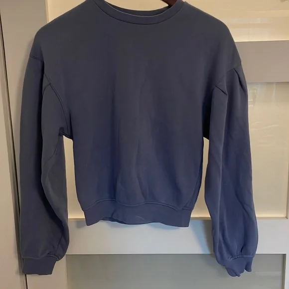 Indigo/Purple H&M sweatshirt with puff sleeves. - Picture 3 of 4